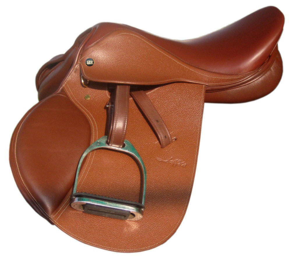 Close Contact Saddle laffite series with soft matching stirrup leathers